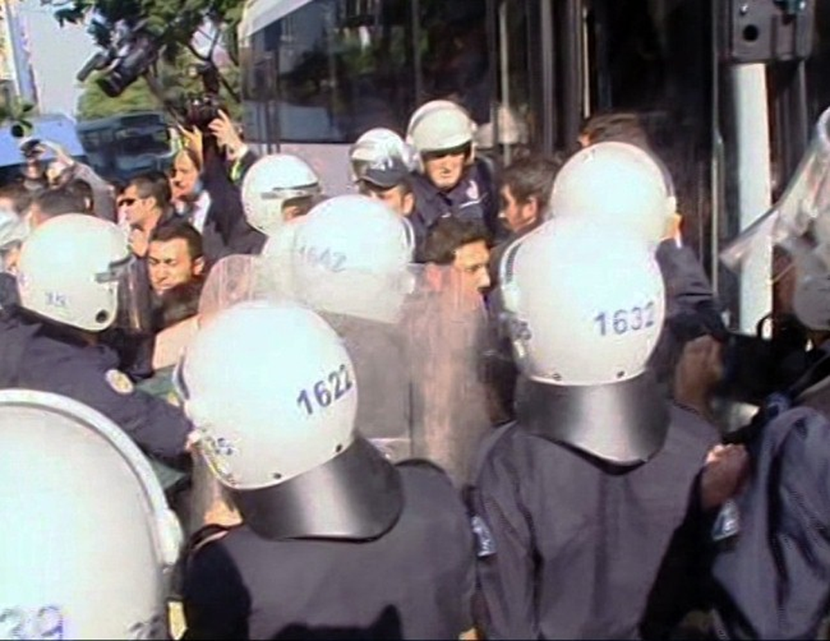 İzmir\'de Kongre Öncesi Protesto: 35 Gözaltı