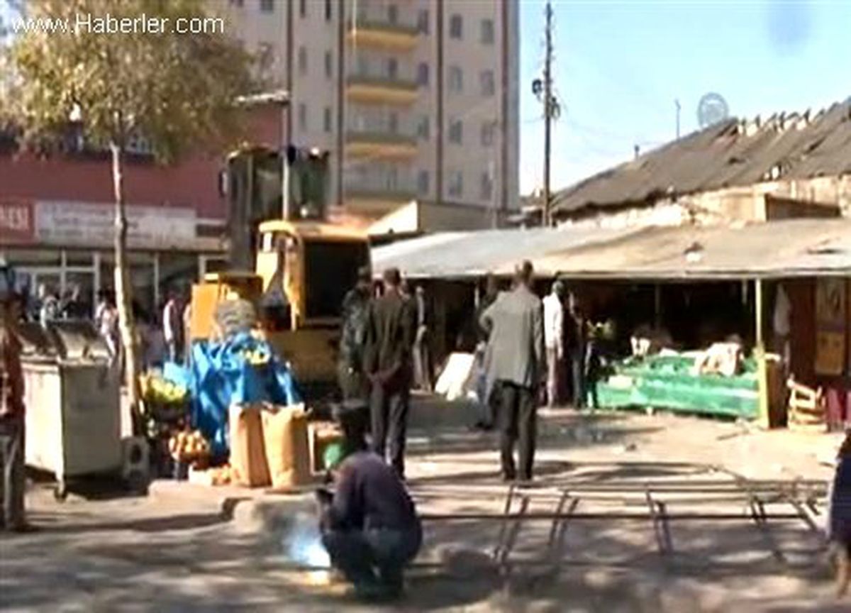 Kaçak baraka yıkımında yangın çıktı