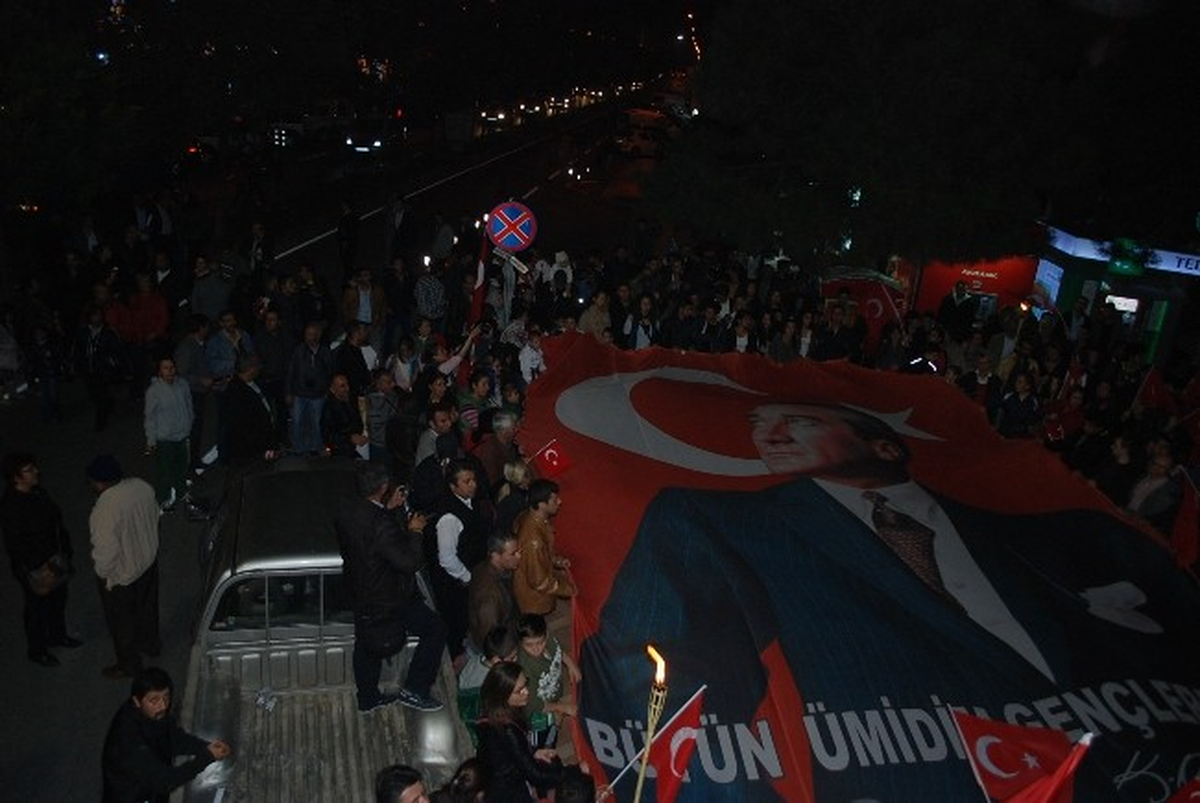 Karanlığı "Cumhuriyet Feneri" ile Aydınlattılar