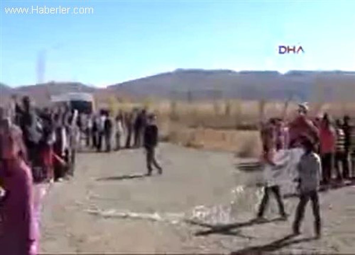 Karlıovalı Çocuklar, Polisle Uçurtma Uçurdu