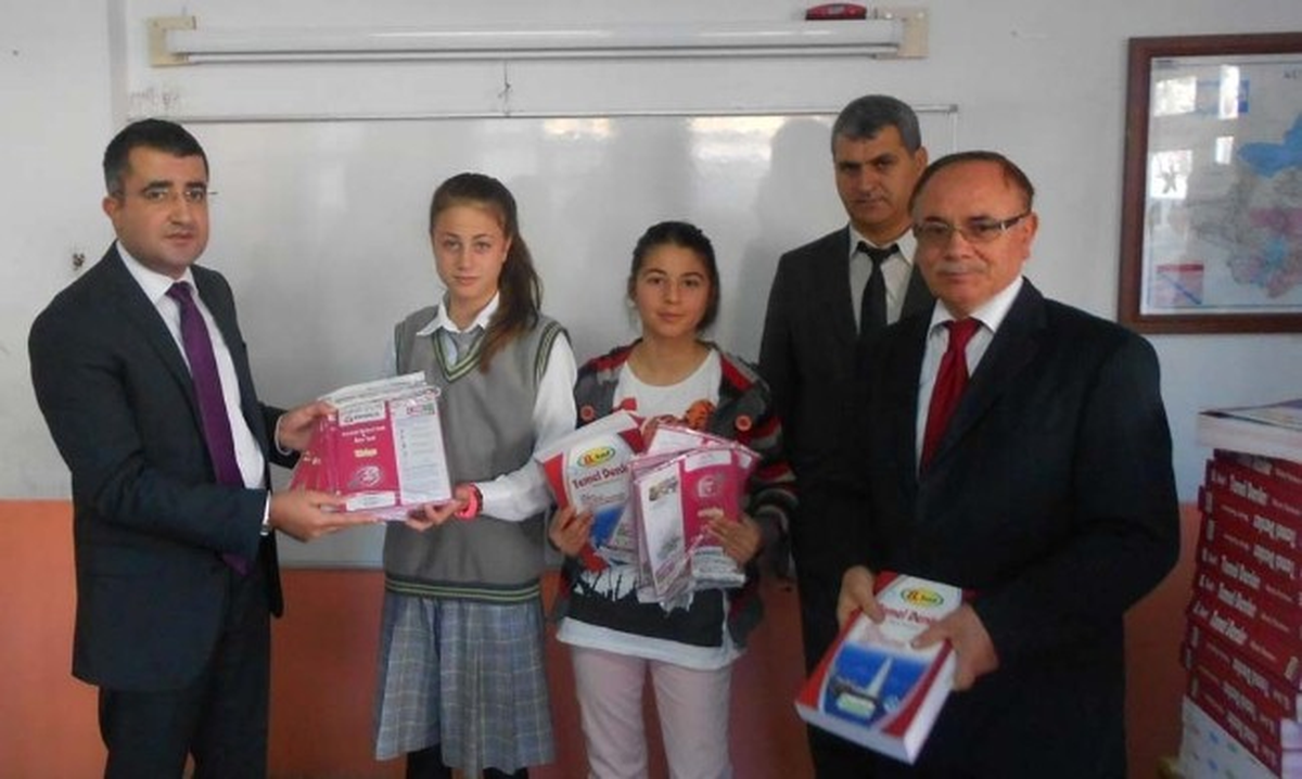 Kaymakamlıktan Öğrencilere Kaynak Kitap Desteği