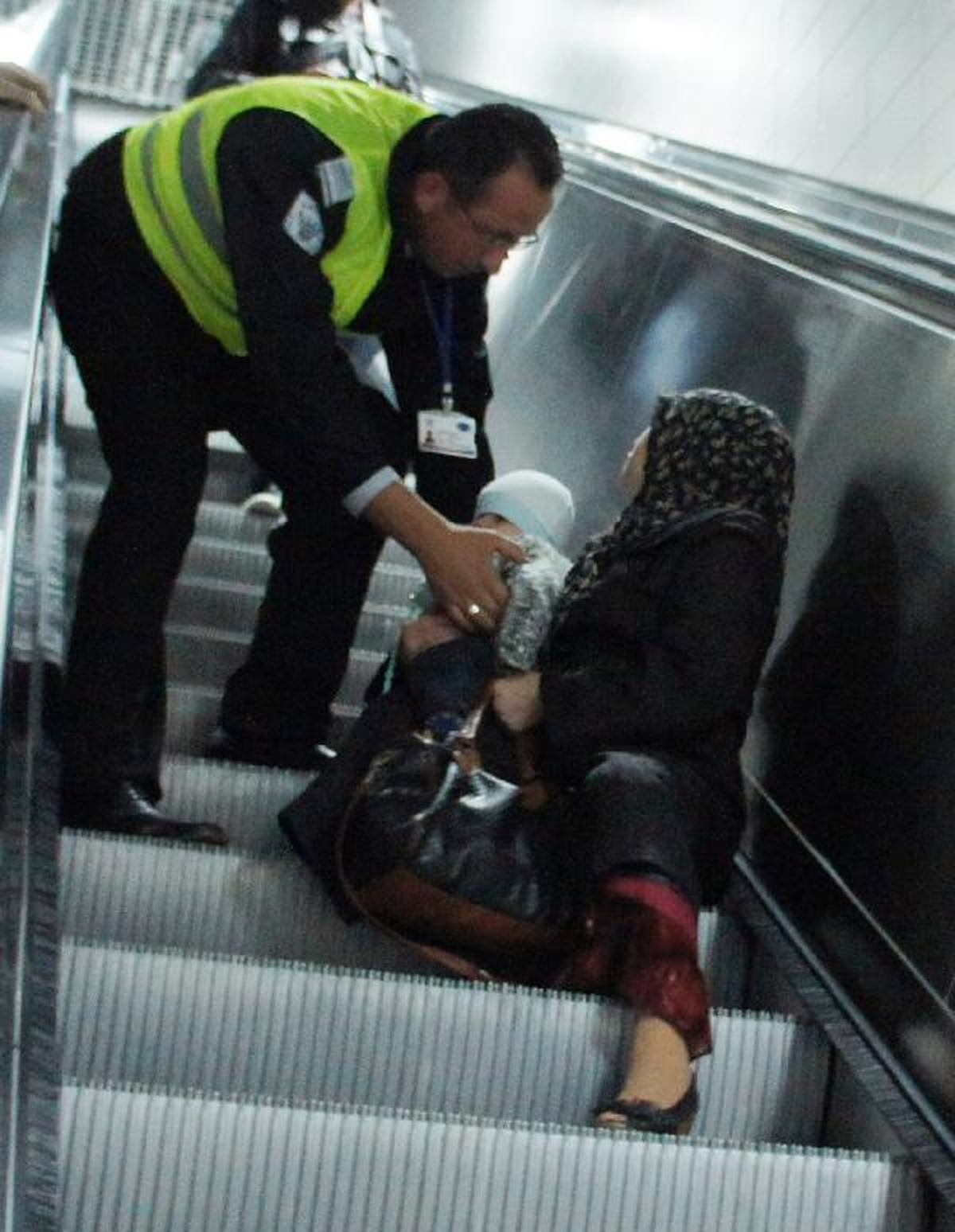 Kucağında Bebeğiyle Marmaray Merdivenlerinde Düştü