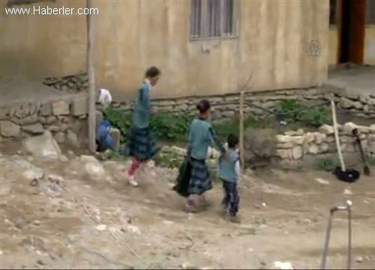 Küçük Bedenleriyle Hasta Kardeşlerine Anne Oldular