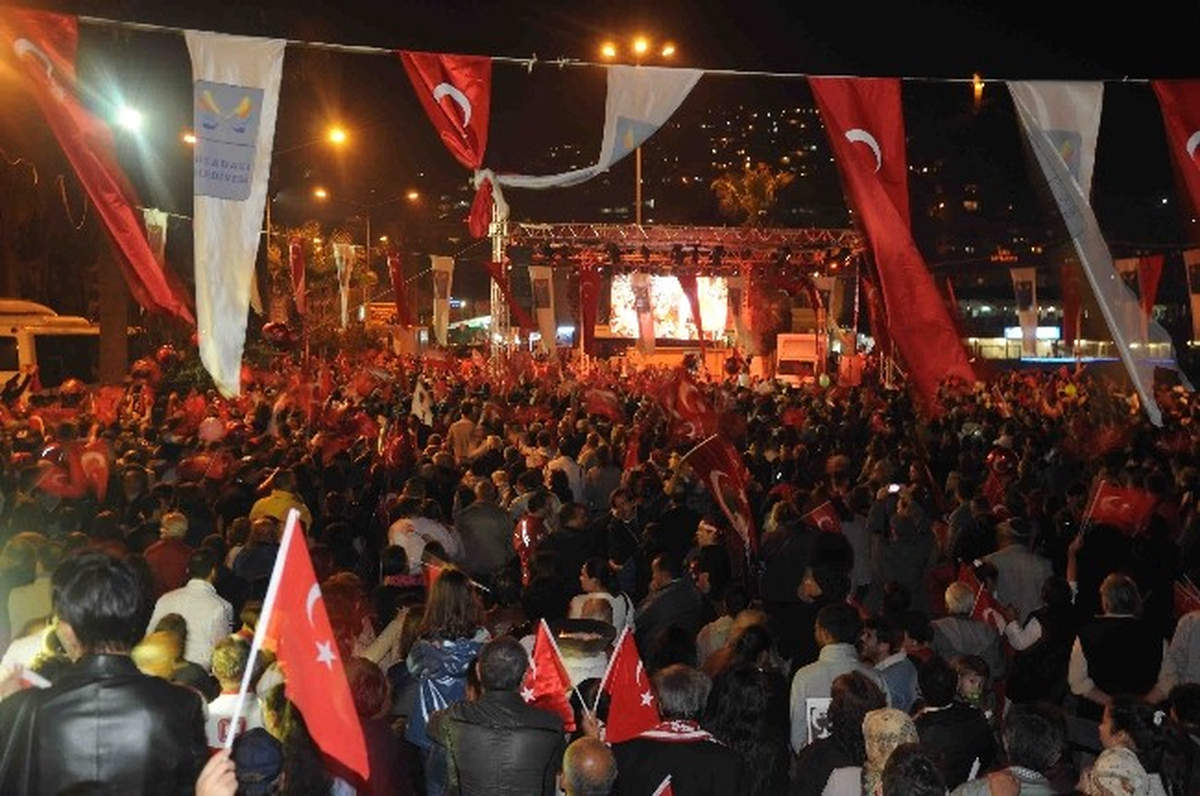 Kuşadası\'nda Cumhuriyet Şöleni