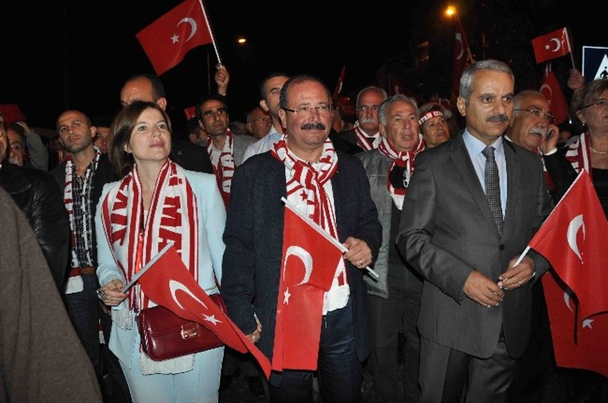 Kuşadası\'nda Cumhuriyet Yürüyüşü İzdihamı