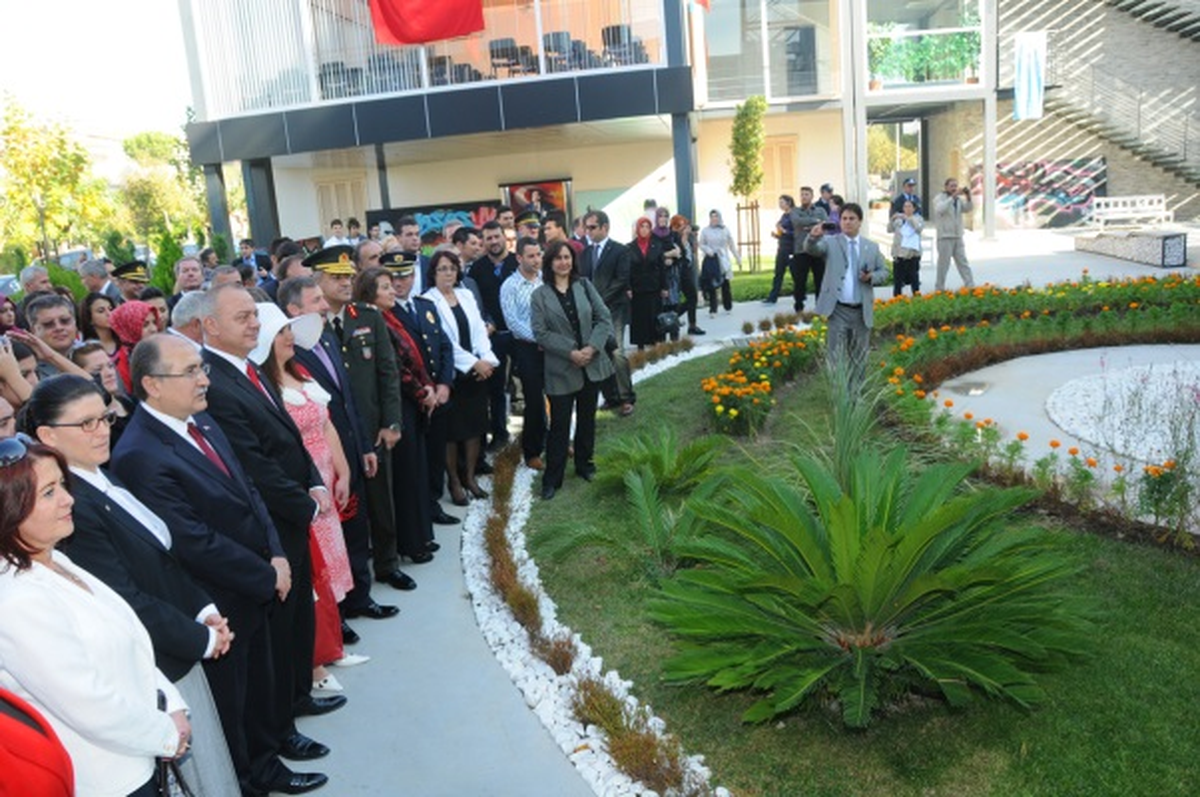 Manisa\'da İlmek İlmek Atatürk\'ü İşliyoruz Sergisi Açıldı