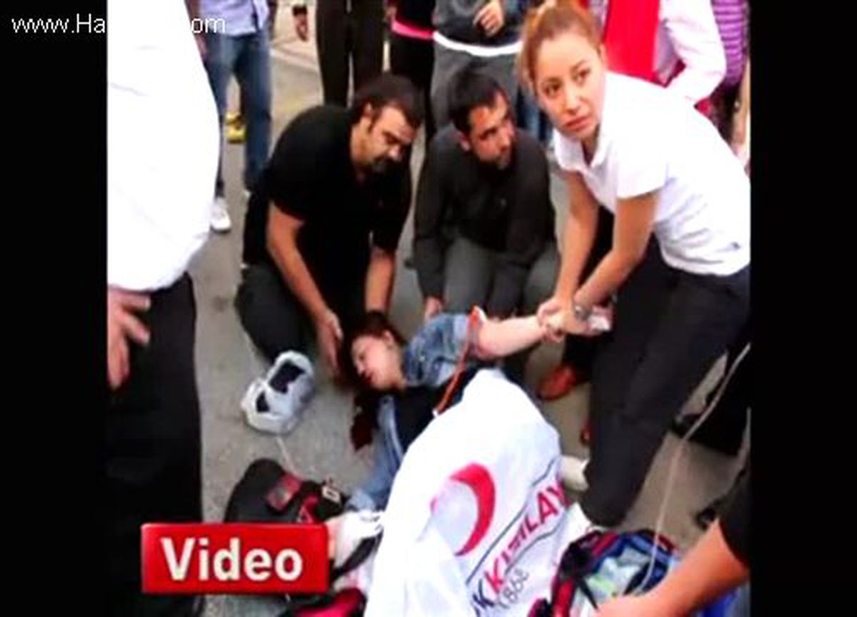 Mersin\'de Mobilet Sürücüsü, Bir Kadına Çarptı, Başında Bekledi, Kaçtı
