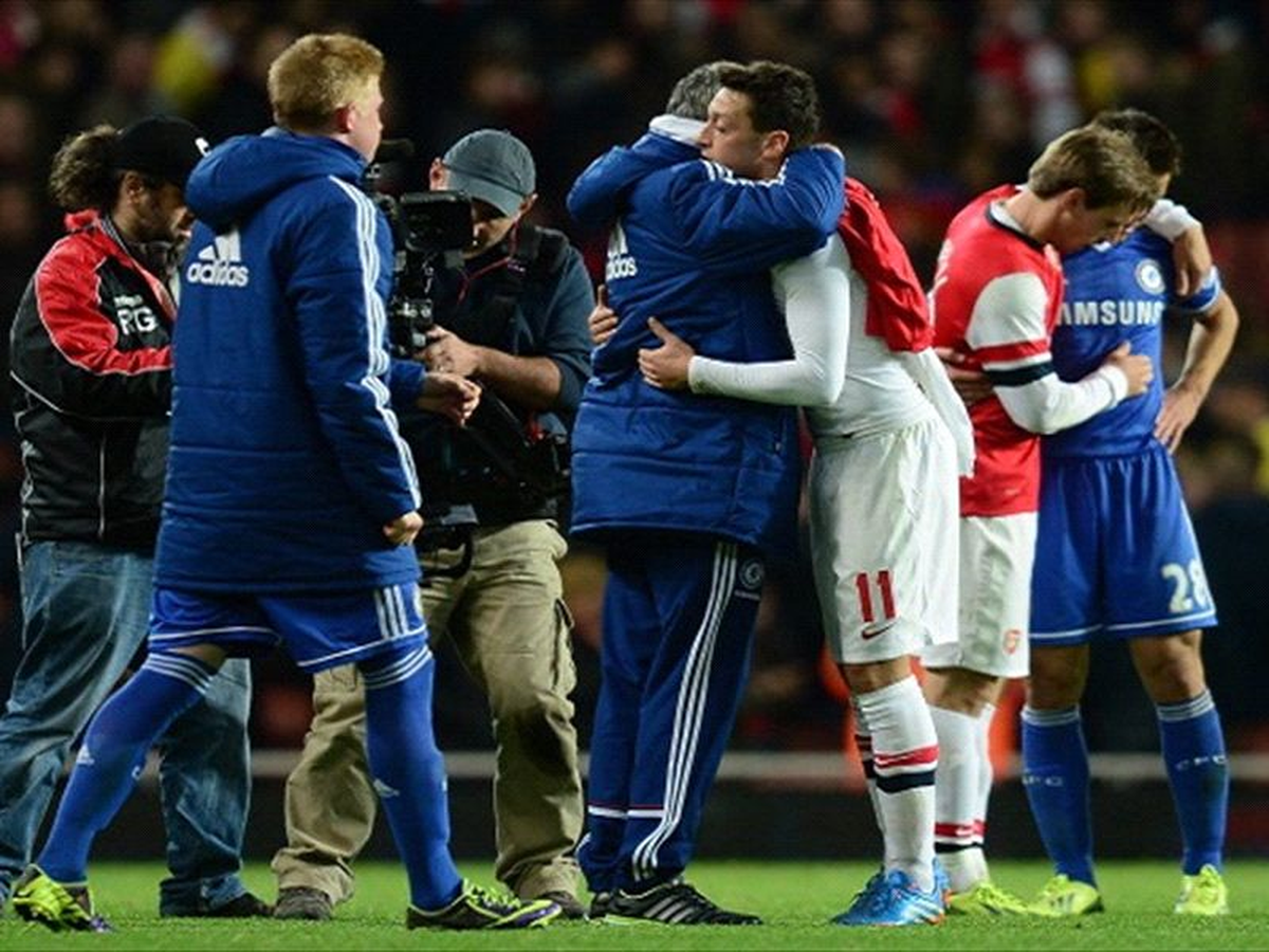 Mesut\'un Forması Mourinho\'ya