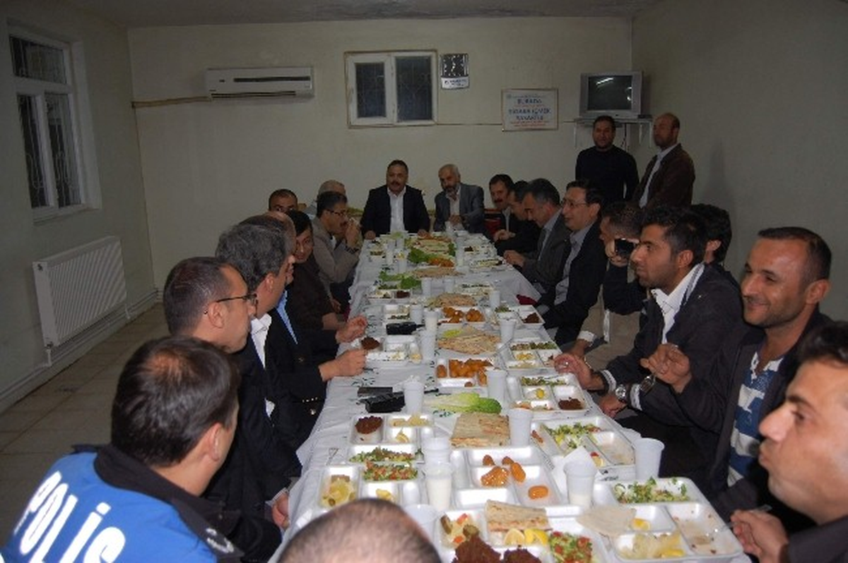 Minibüsçülerden Emniyet Teşkilatına Çiğköfte Ziyafeti
