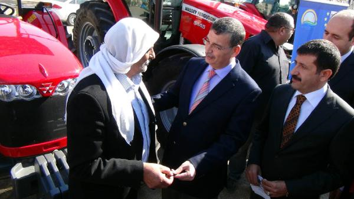 Şanlıurfa\'da 23 Çiftçiye Traktör Dağıtıldı