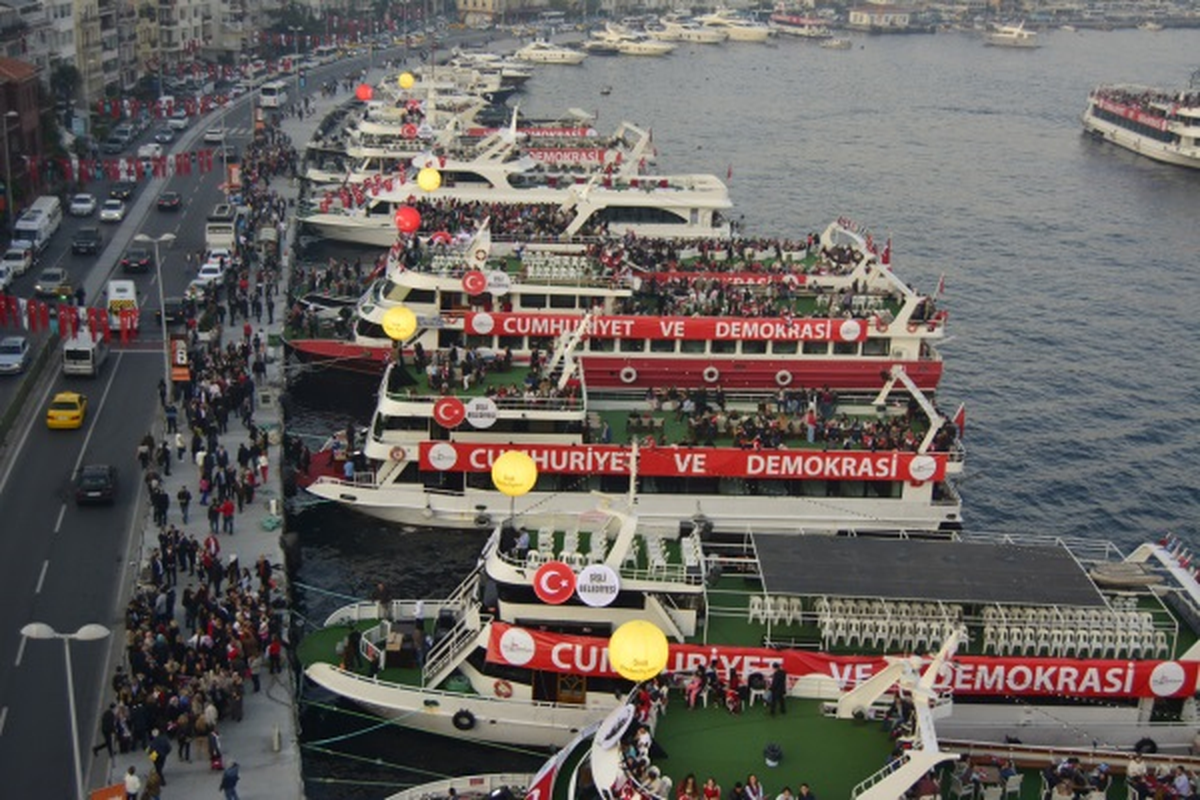 Şişli Belediyesi\'nden Boğazda Cumhuriyet ve Demokrasi Geçidi