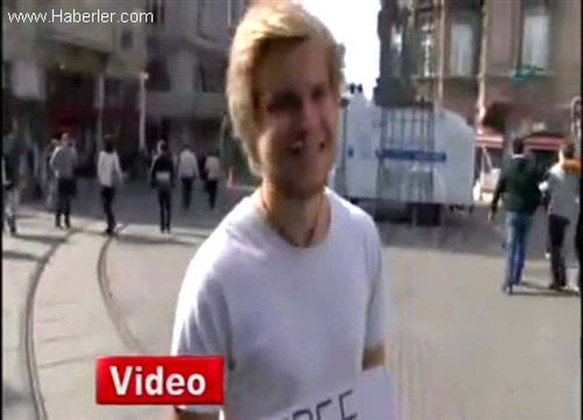 Taksim\'de, "Sarılmak Bedava" Çağrısı Yapan Genç İlgi Gördü