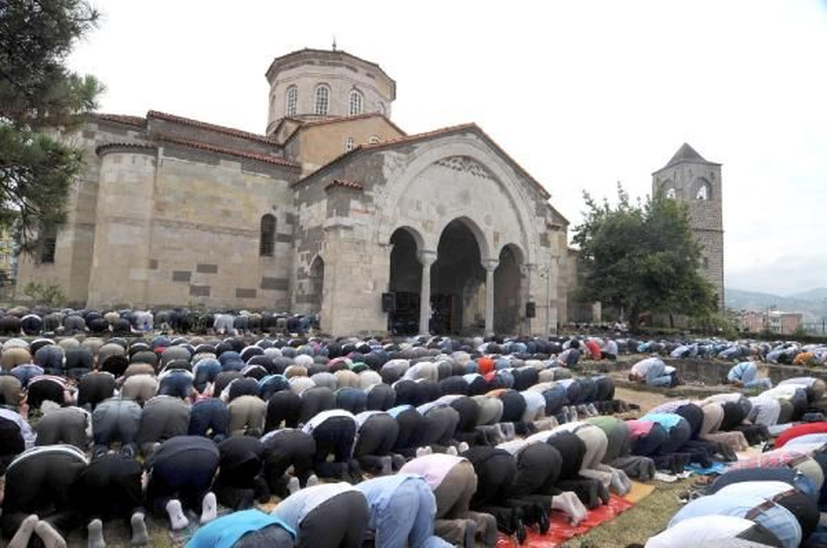 Trabzon\'daki Ayasofya\'nın İbadete Açılması