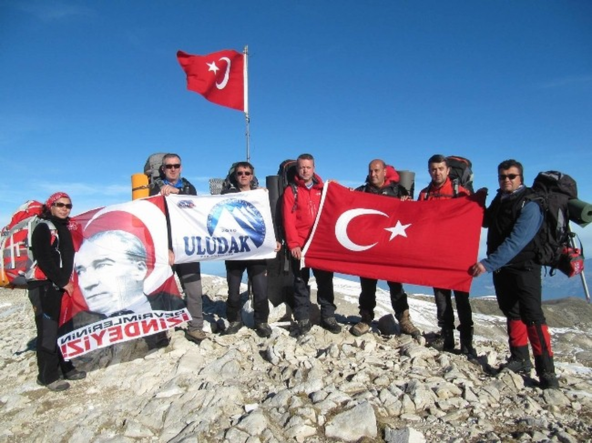 Uludağ\'ın 2543 Metrelik Zirvesinde Cumhuriyet Coşkusu