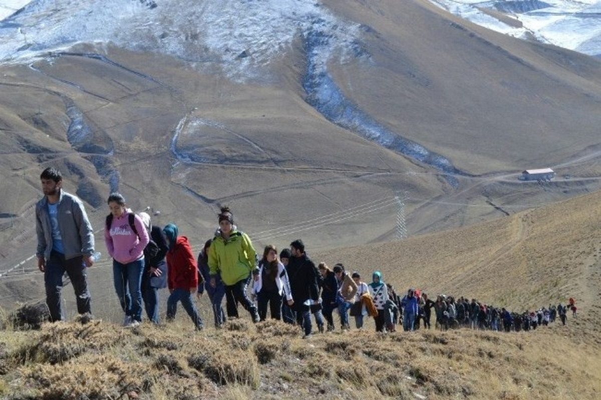 Üniversite Öğrencileri Palandöken\'in Zirvesinde Dev Türk Bayrağı Açtı
