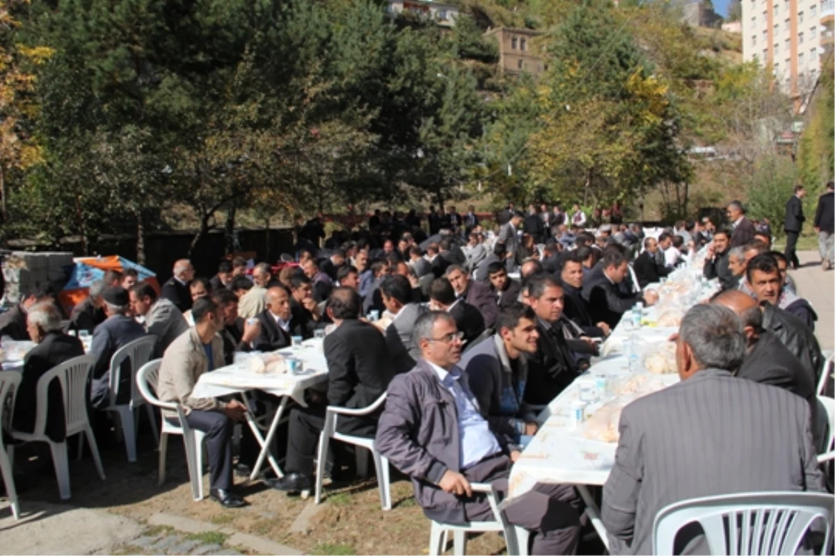 Vali Veysel Yurdakul Hac Dönüşü Bitlislilere Yemek Verdi
