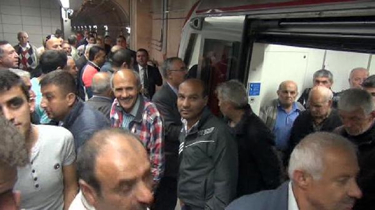 (Yeniden) - Marmaray Kapı Arızası Nedeniyle Durdu