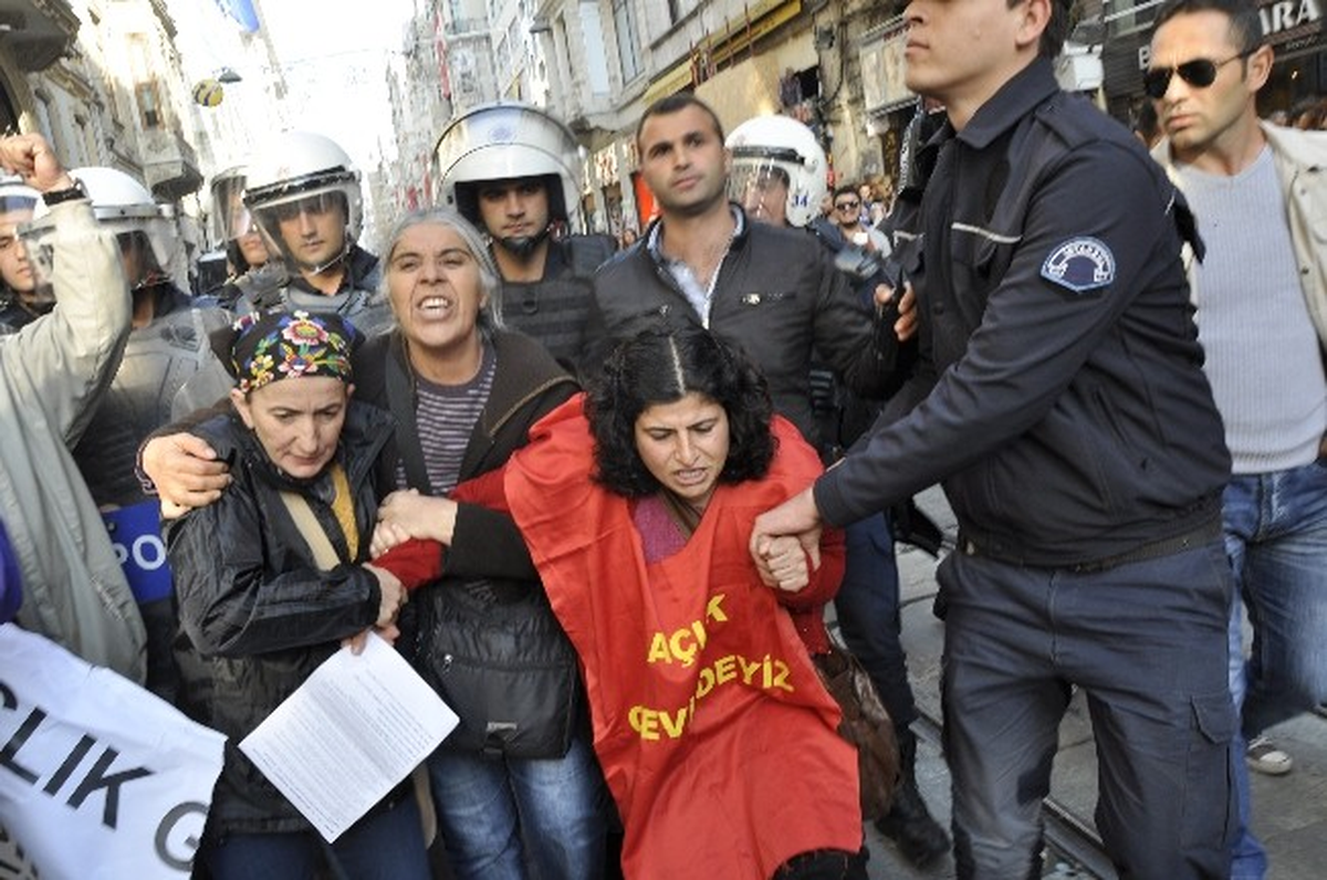 Yunanistan Konsolosluğu\'nda Eylem Yapan Gruba Polis Müdahalesi