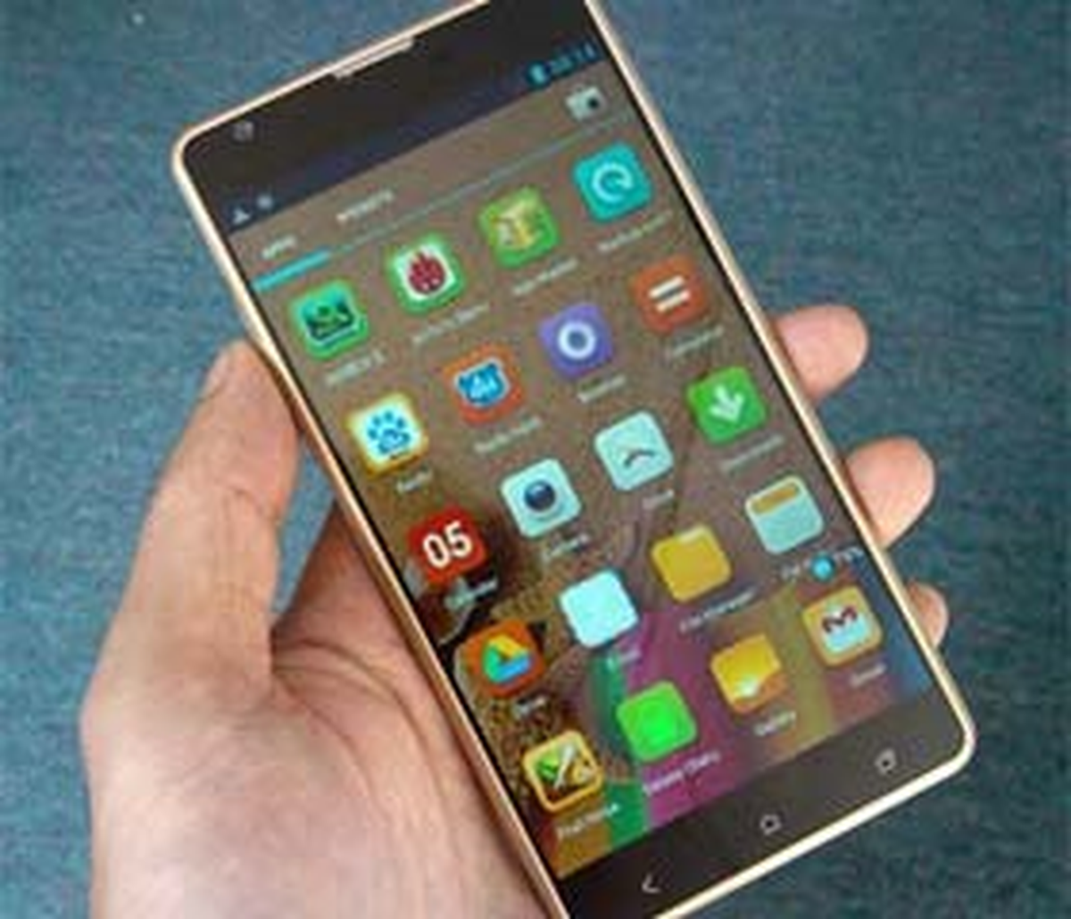 Altın Renkli Android Telefon Çıktı