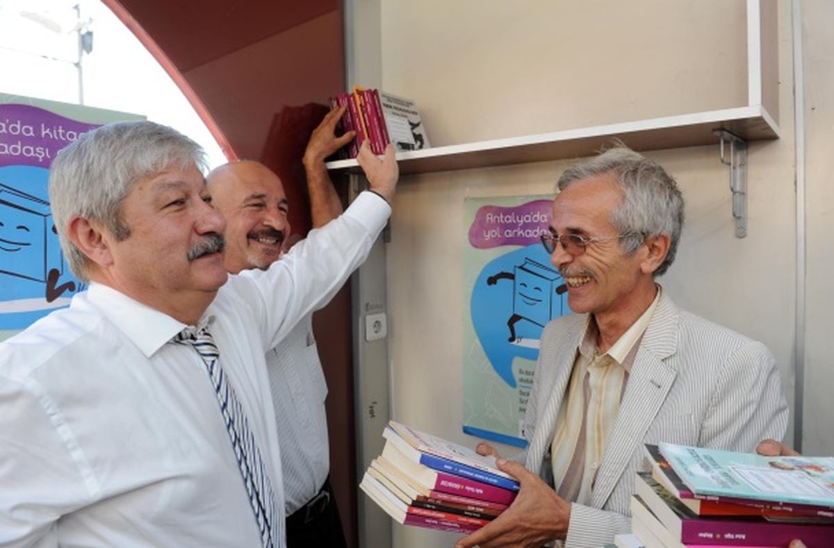 "Antalya\'da Kitaplar Dolaşıyor"