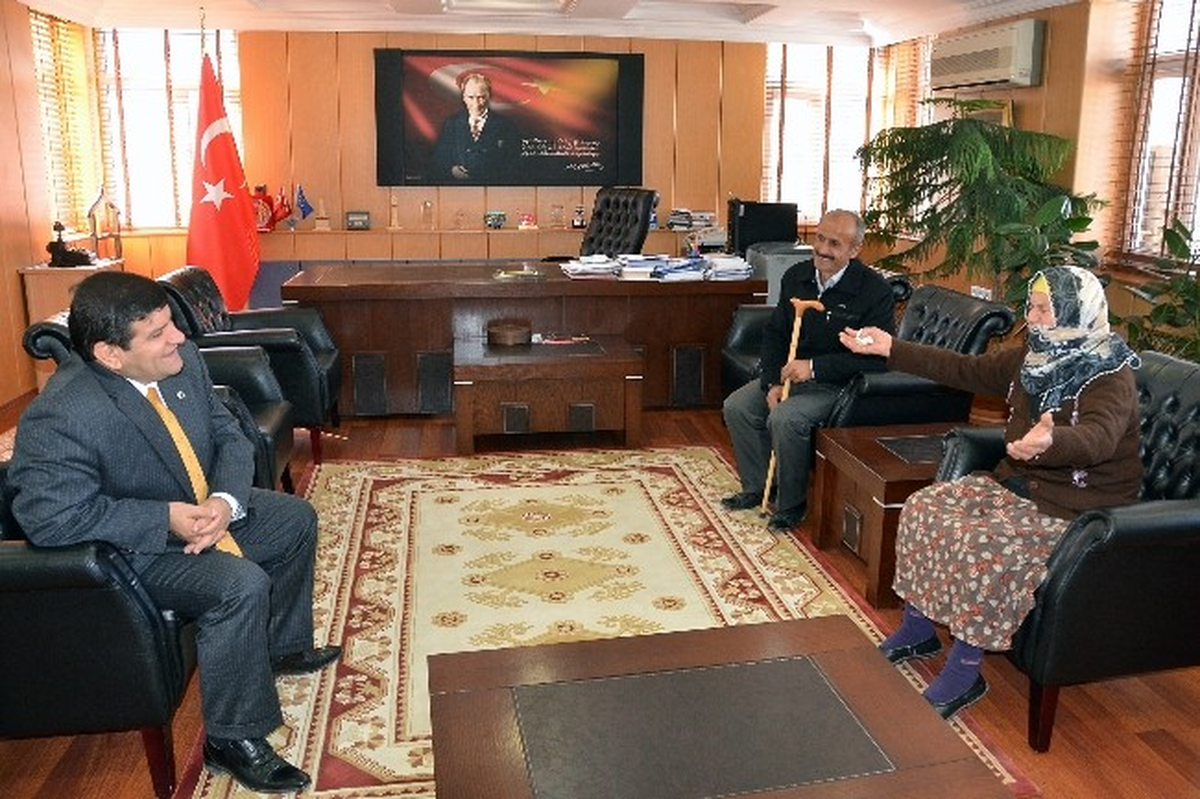 Asırlık Feride Nine Valilik Makamında