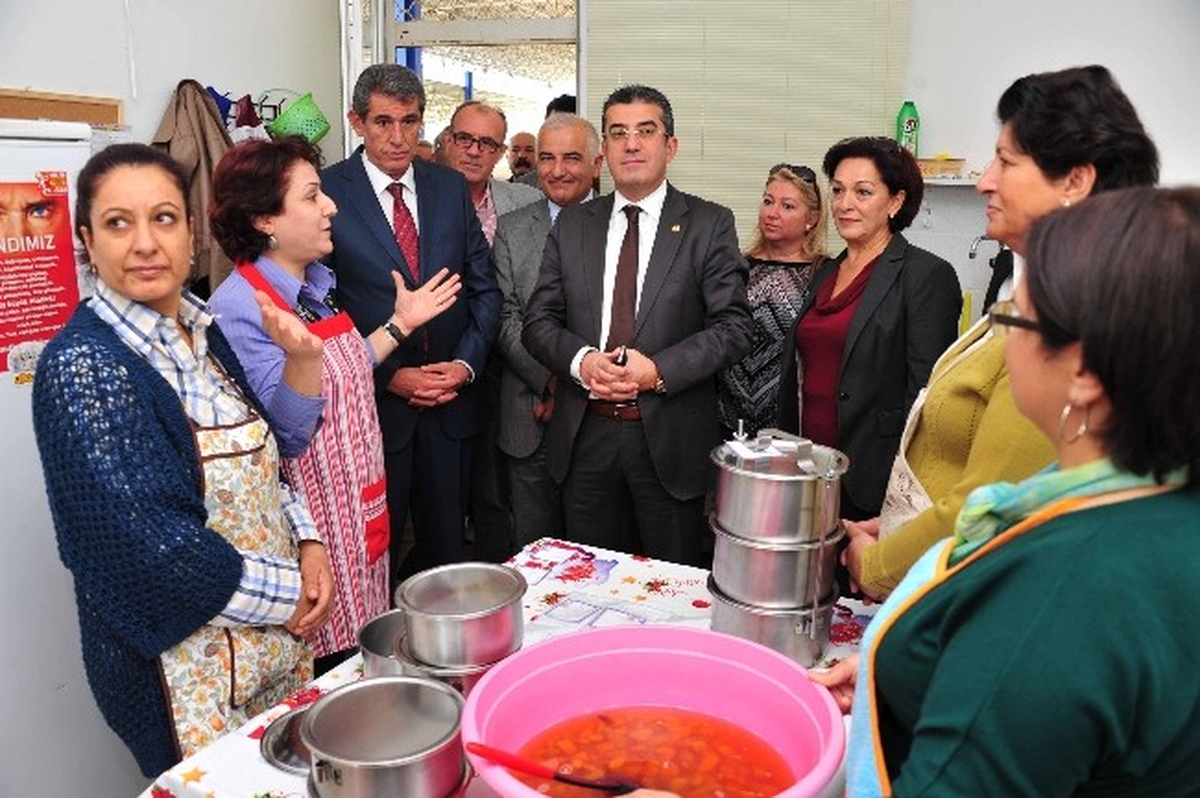 Balçova\'da "Gönül Yemeği"Ne Günaydın ve Çalkaya da Katıldı