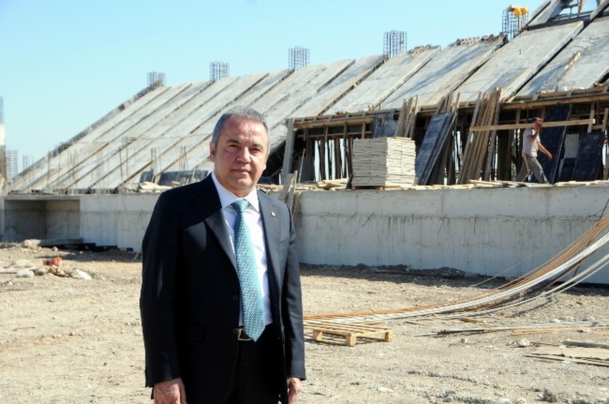 Başkan Böcek Spor Kompleksi İnşaatında İncelemeler Yaptı
