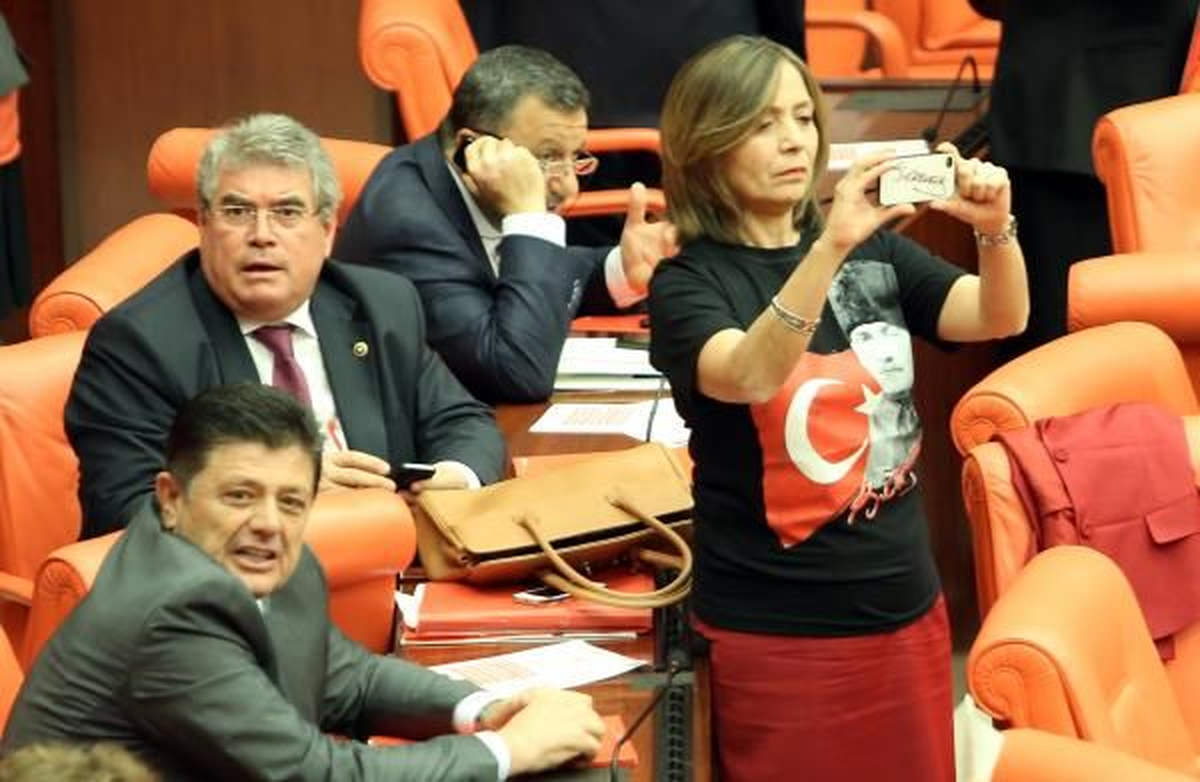 CHP\'li Yılmaz Başörtüsünü Tişörtüyle Protesto Etti