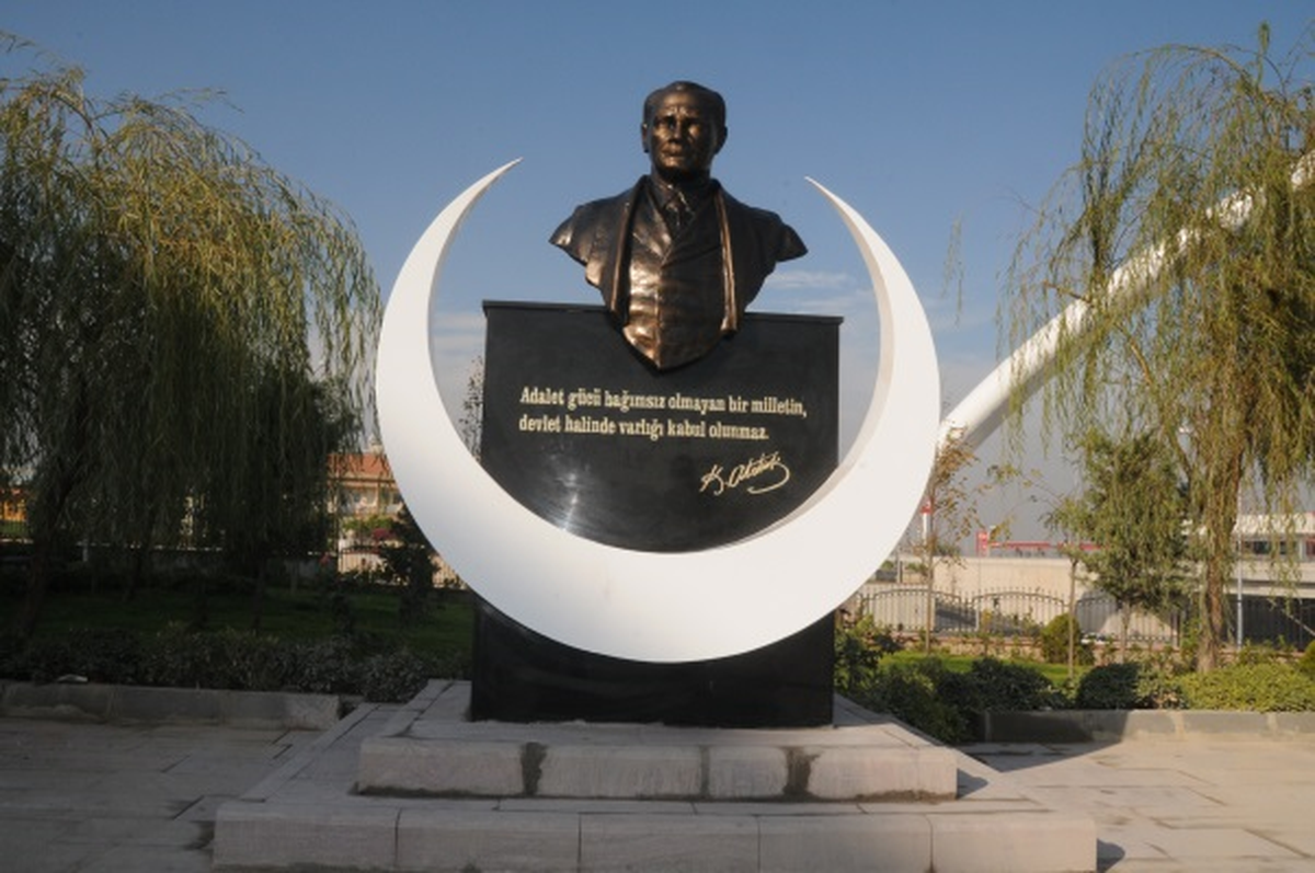 Belediye\'den Cumhuriyet Bayramı\'nda Adliye Sarayı\'na Atatürk Büstü
