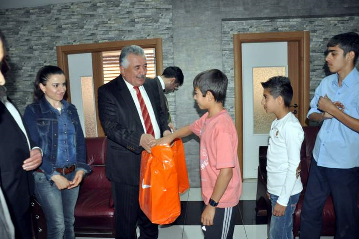 Siirt Belediyesinden Genç Atletlere Malzeme Desteği 
