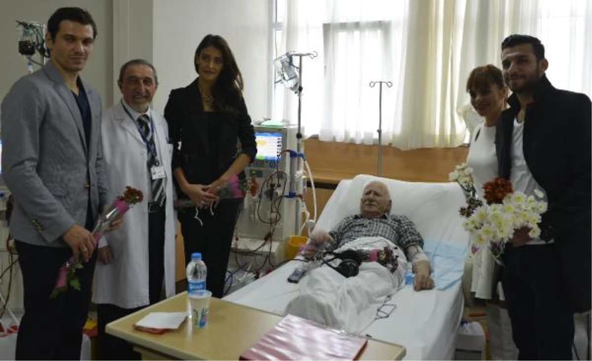 Beşiktaşlı Futbolcular, Türk Böbrek Vakfı Diyaliz Merkezi\'nde Hastaları Ziyaret Etti
