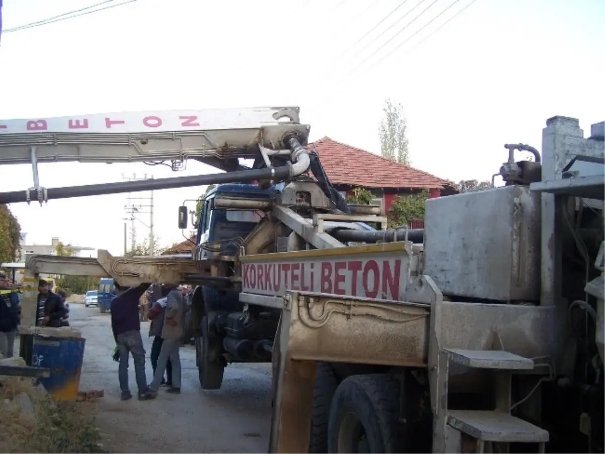 Antalya\'da Beton Pompa Kulesi Koptu: 1 Ölü, 1 Yaralı