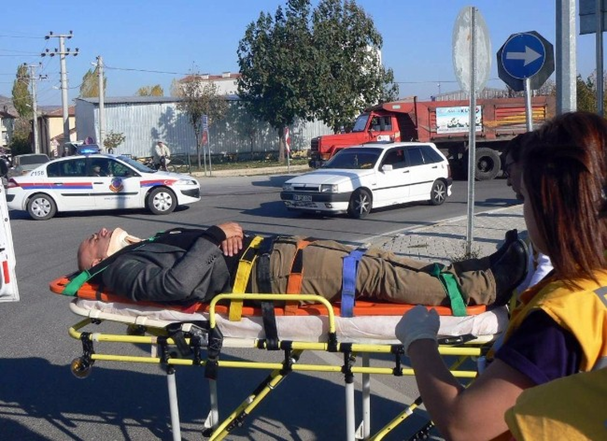 Bilecik\'te Kamyonetle Otomobil Çarpıştı: 4 Yaralı