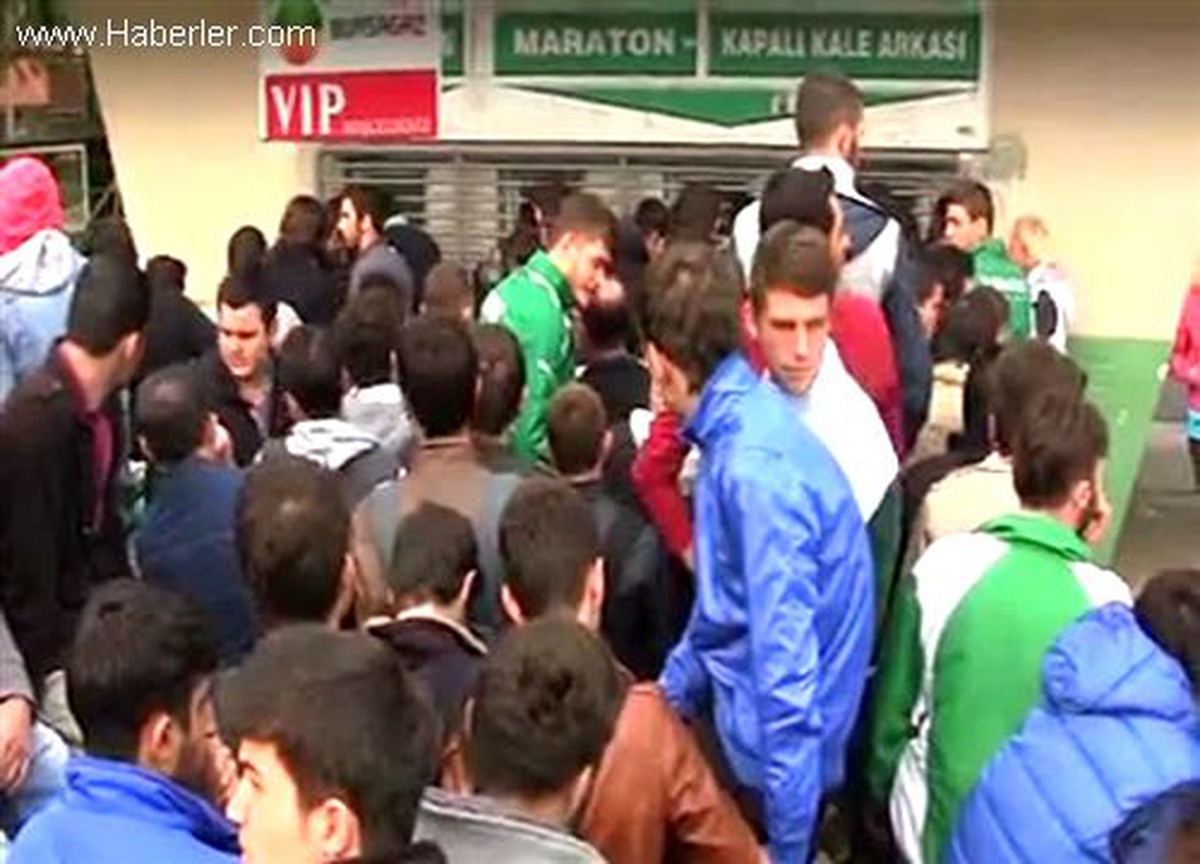 Bursaspor-Fenerbahçe Maçının Biletleri 2 Saatte Tükendi