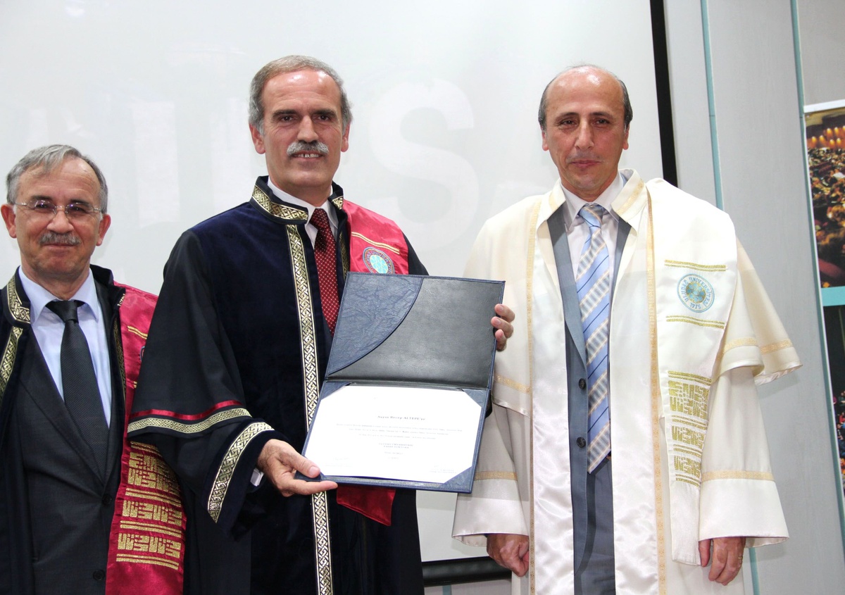 Büyükşehir Belediye Başkanı Altepe\'ye "Fahri Doktora"