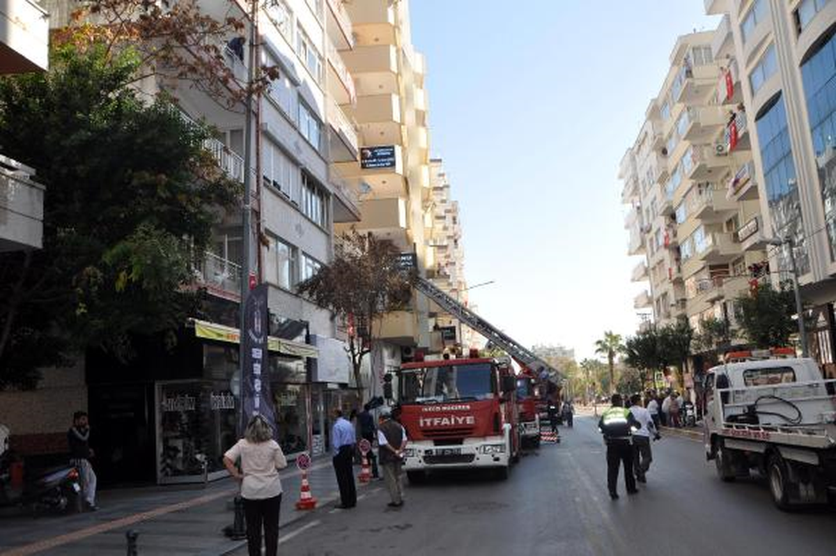 Antalya\'da Çakmakla Oynayan Çocuk Yangın Çıkardı