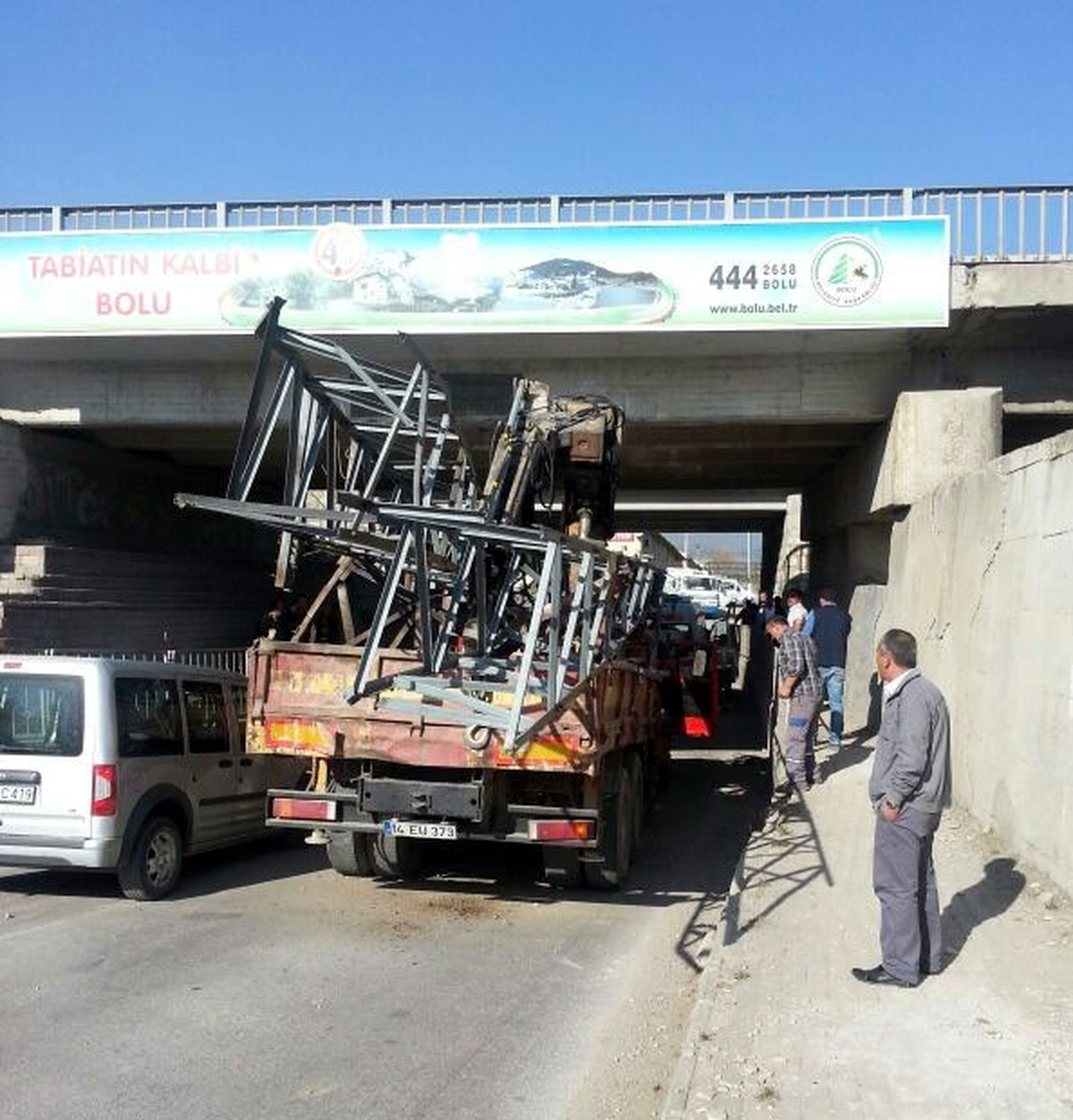 Çekici Kamyon Alt Geçide Takıldı
