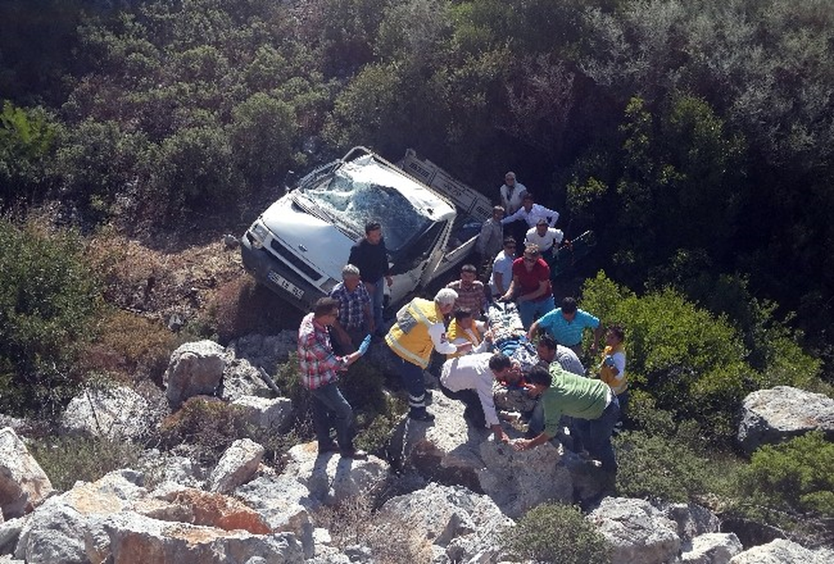 Bodrum\'da Çeyiz Almaya Giden Pikap Uçuruma Yuvarlandı