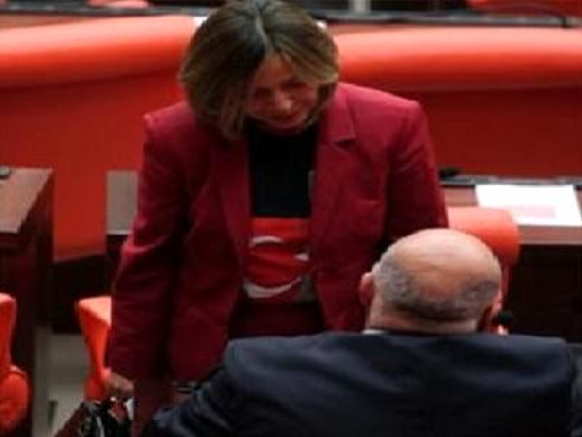 Chp\'lı Yılmaz Atatürk Tişörtüyle Genel Kurul Salonunda