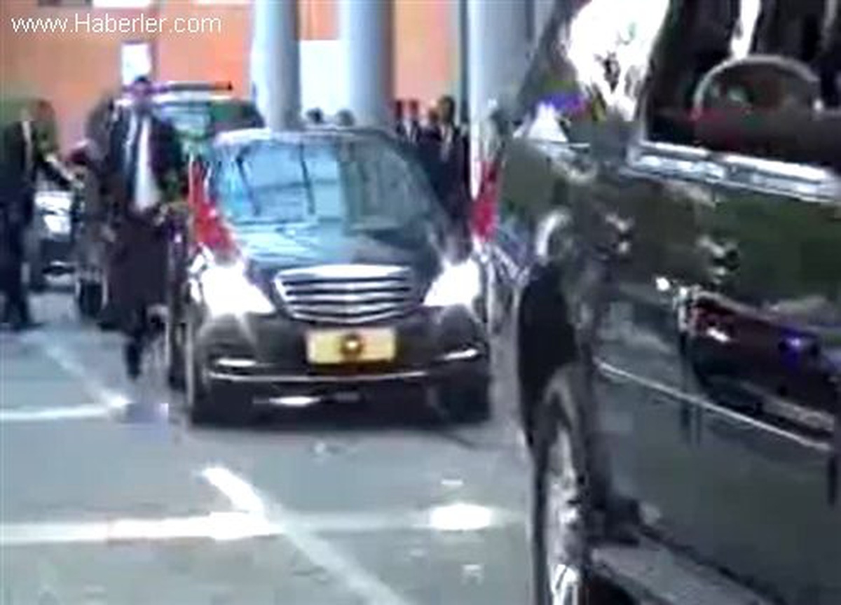 Cumhurbaşkanı Gül\' Den Mezarlık Ziyareti