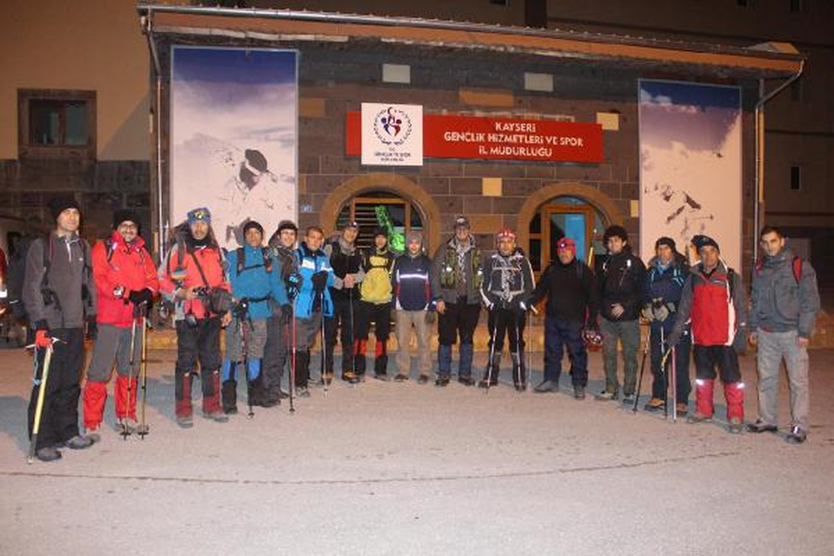 Dağcıların, Erciyes\'in Zirvesinde Cumhuriyet Kutlaması