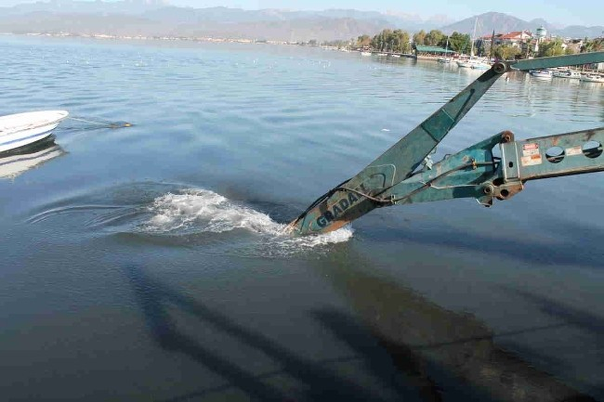 Deniz Çekilince Balçık Ortaya Çıktı