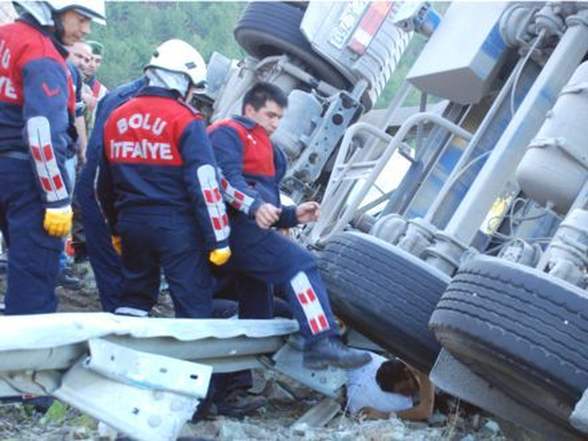 Devrilen Tankerin Altında Kalan Sürücü Öldü