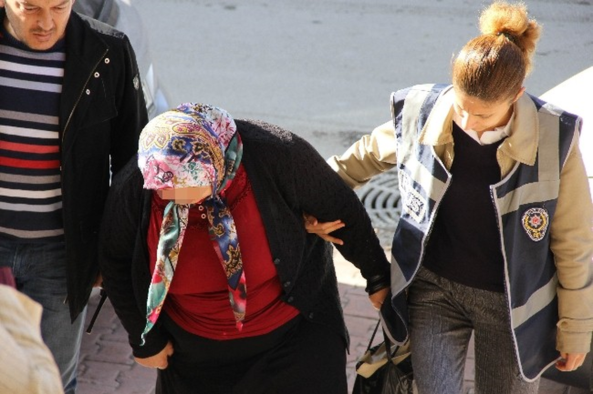 Elektrik-Su Parası Karşılığı Evinde Fuhuş Yaptırdı