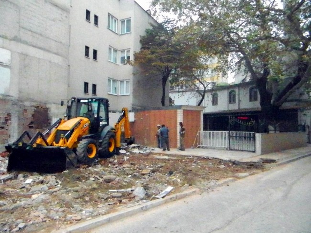 Erdek\'de Depreme Dayanıklı Olmadığı Tespit Edilen Bina Yıkıldı