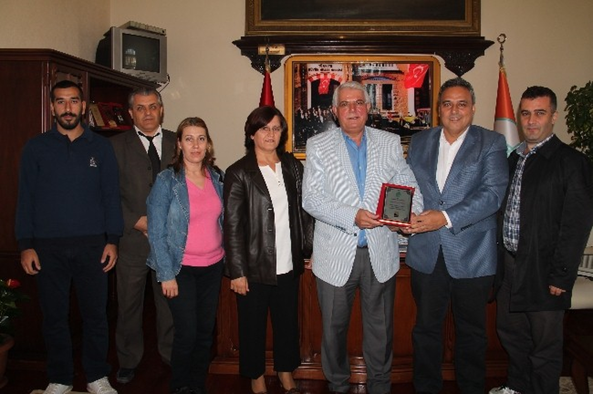 Esentepe Spor Kulubü\'nden Sedefçi\'ye Teşekkür Plaketi