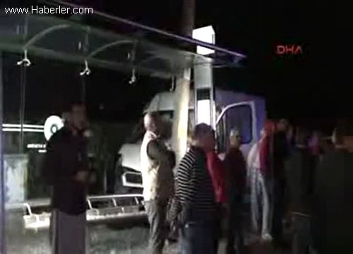 Antalya\'da Aşırı Hız Direği Yıktı
