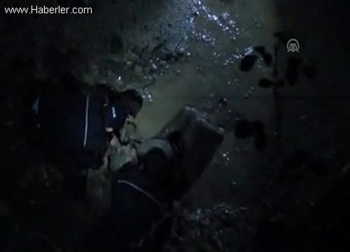 Irmak yatağında çamura saplanan kişiyi ekipler kurtardı