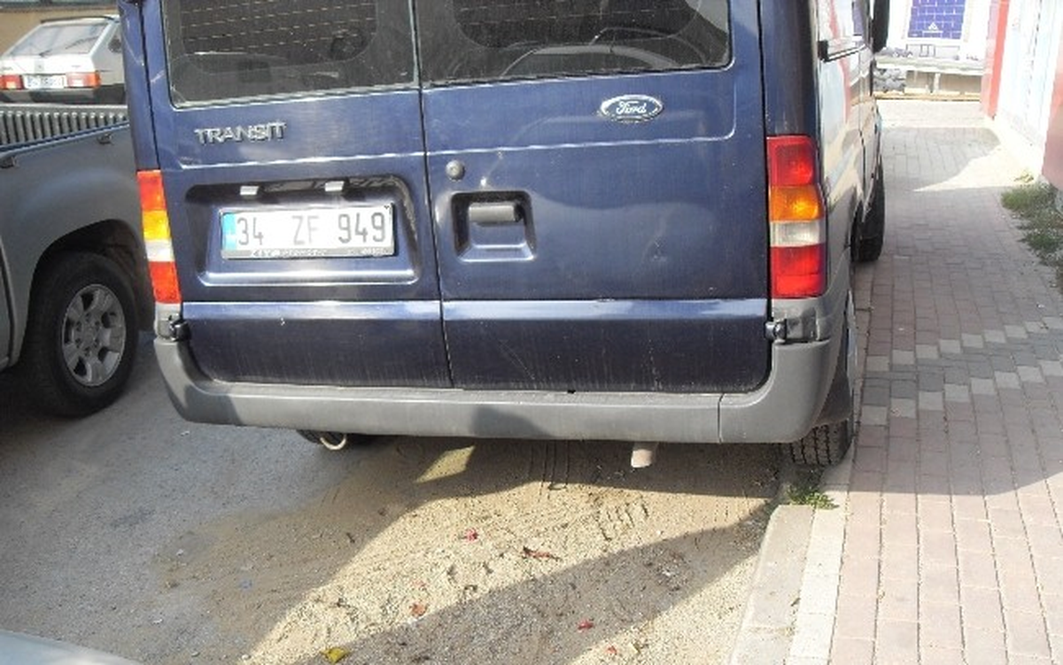 İzmit\'te Gelişigüzel Araç Parkları Temizliği Engelliyor