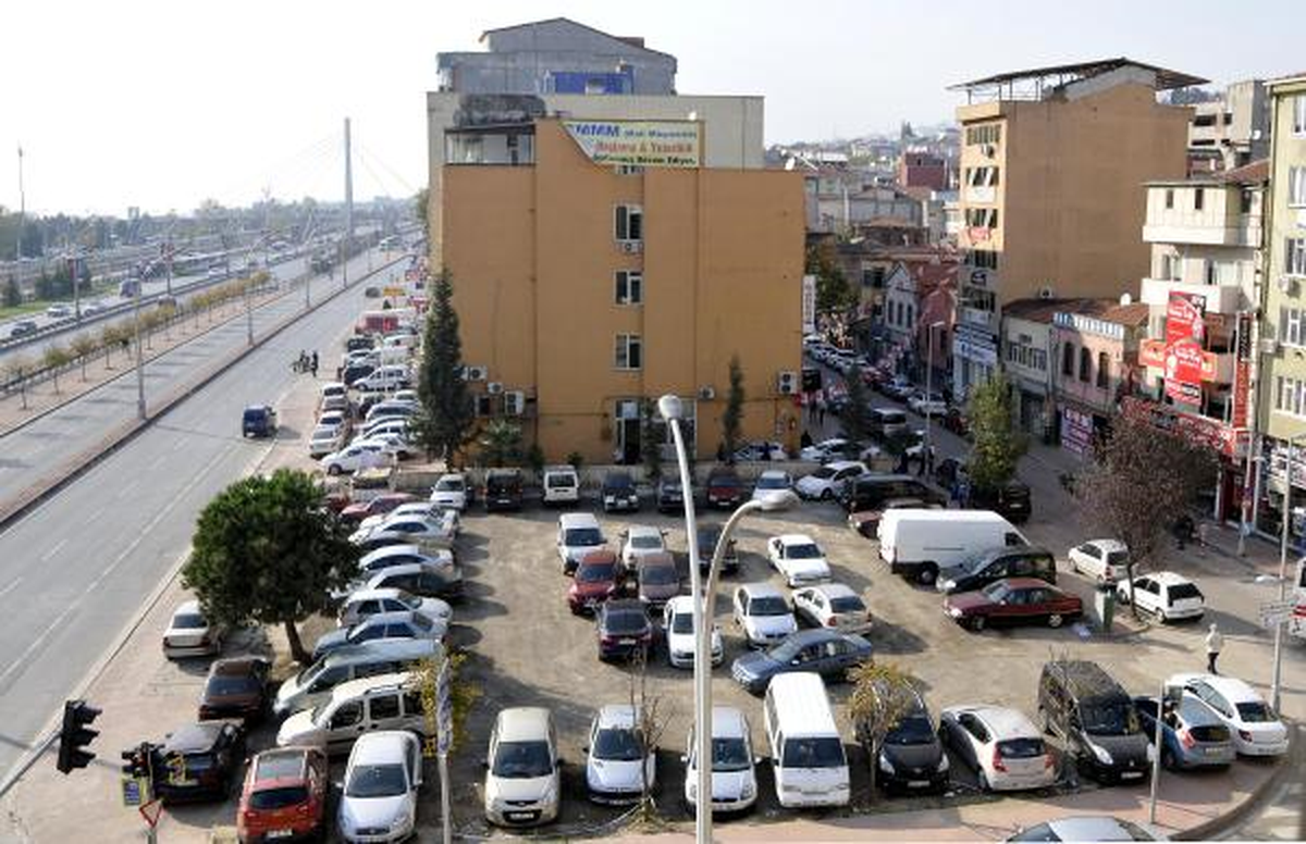 İzmit\'te Yıkılan Binaların Arsaları Otopark Oldu